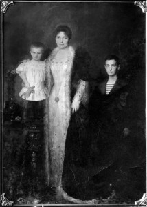 Polakovits, Mrs. Matyas nee Schlesinger with her children 111395